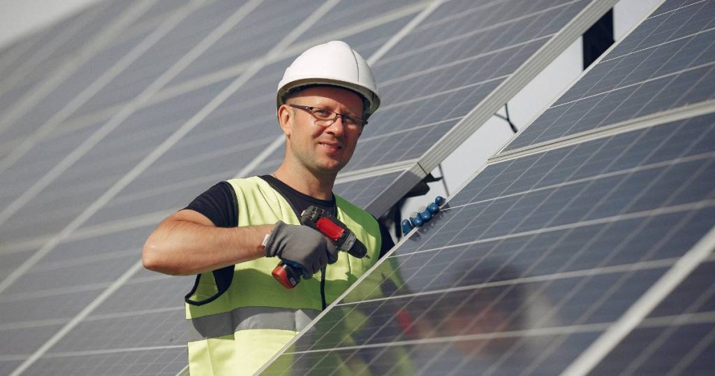 Hiring a professional solar panel installe